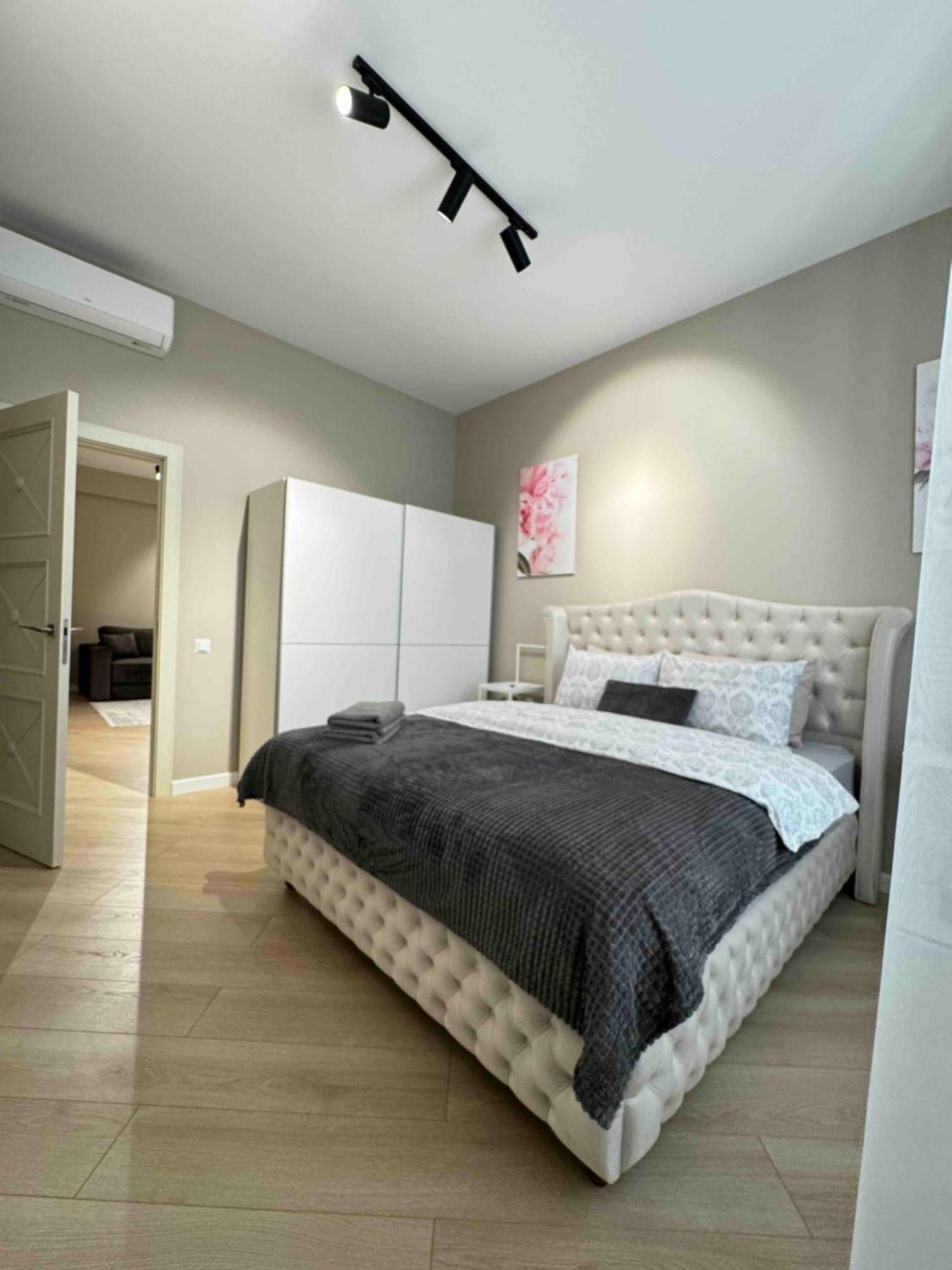 Rentnow Modern Business With 3 Bedrooms In Centre Apartment *